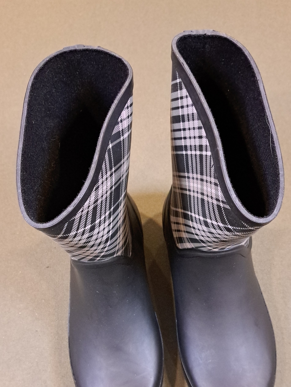 Chooka Blair Plaid Waterproof Rain Boot - Color: Black/Tan - Size: Women 8 - Picture 3 of 11